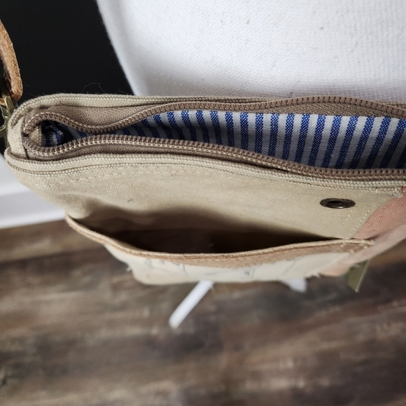 CLEA RAY Salt LAKE Passport Crosdbody Bag NWT - Picture 8 of 11